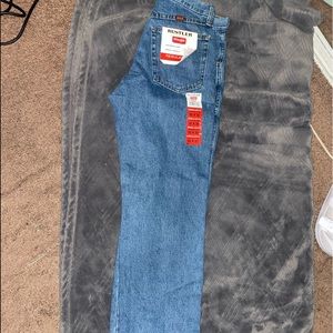 Brand new Wrangler men jeans. Relaxed fit.